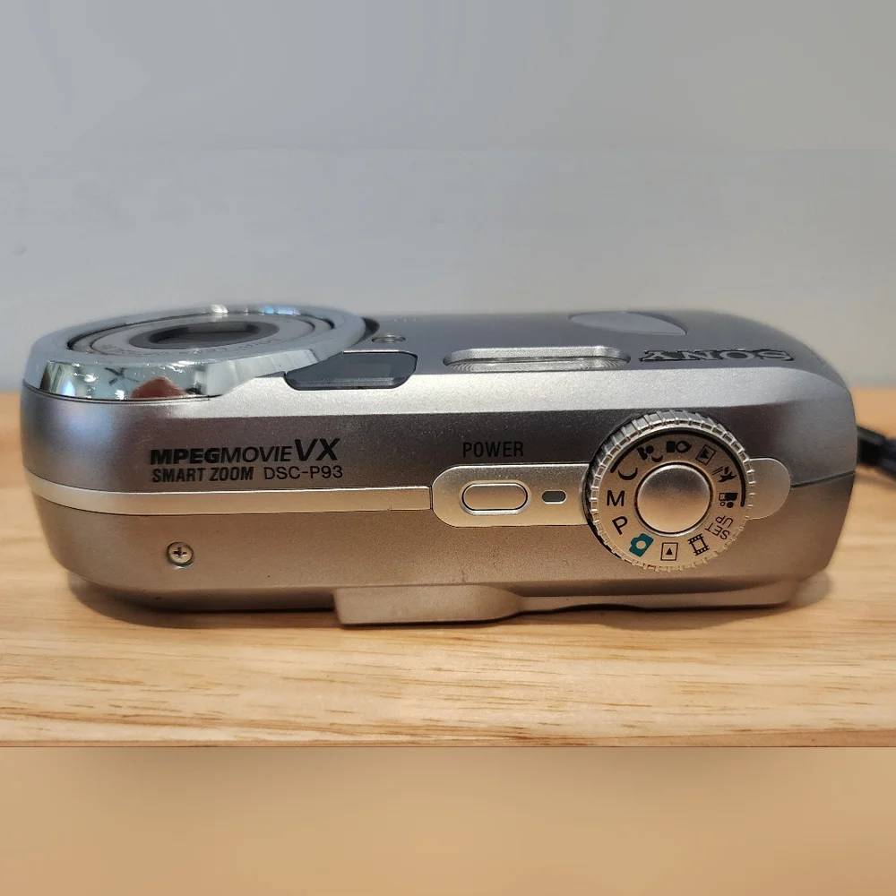 Sony Cybershot DSC-P93 Digital Camera 5.1MP, For Parts Only